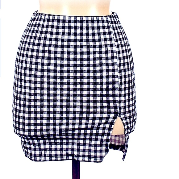 21 Saints Dresses & Skirts - 🍒 BOGO 🍒 Black & White Checkered A line Stretchy Mini Skirt w/ slit